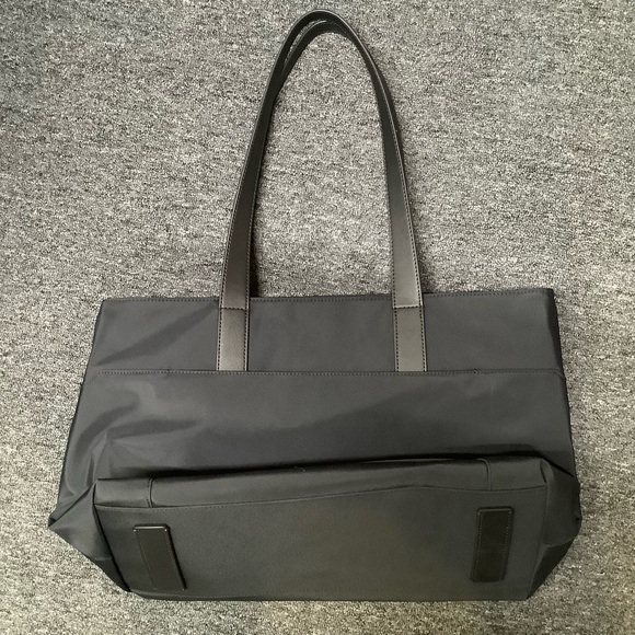 AWAY The Everywhere Tote in black - Picture 3 of 9